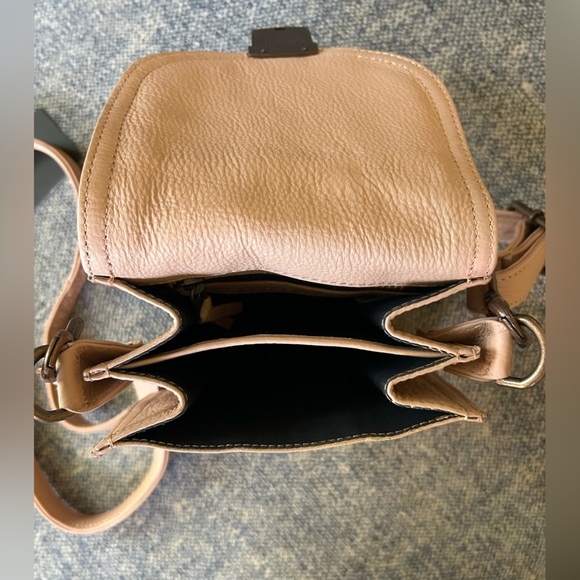 Wanderers Travel Co.Leather Crossbody Bag w/ matching coin purse. - Picture 3 of 6